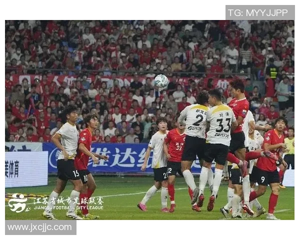 中国足球球星精彩瞬间踢飞球场面引发热议粉丝热情纷纷点赞