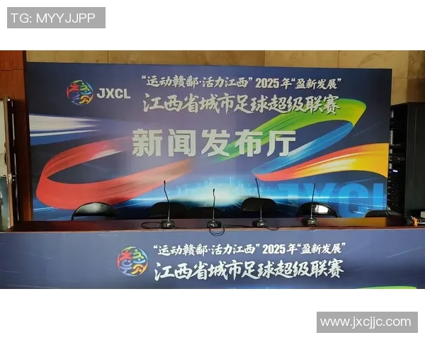 足球明星与球迷心连心 共谱绿茵梦想之路