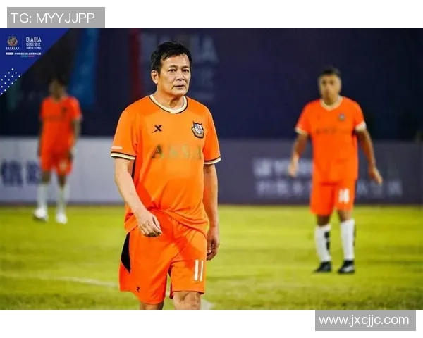 昔日绿茵场英雄渐行渐远，老去的足球传奇依旧闪耀着光辉岁月