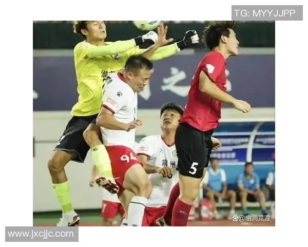 足球巨星赛场遭遇连续犯规裁判判罚尺度引发球迷热议