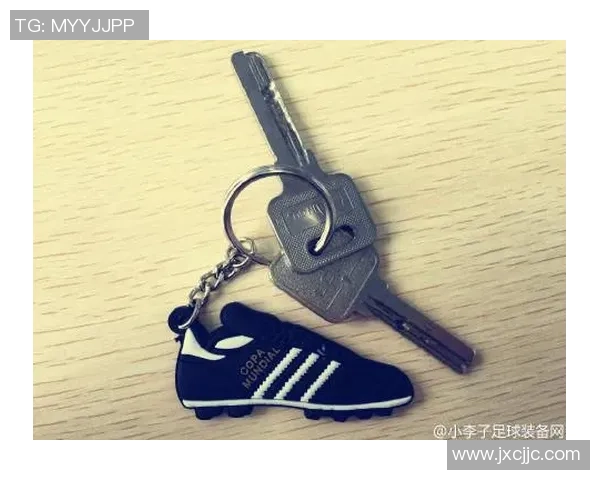 足球球星挂件熊，展现运动与可爱结合的时尚潮流饰品设计